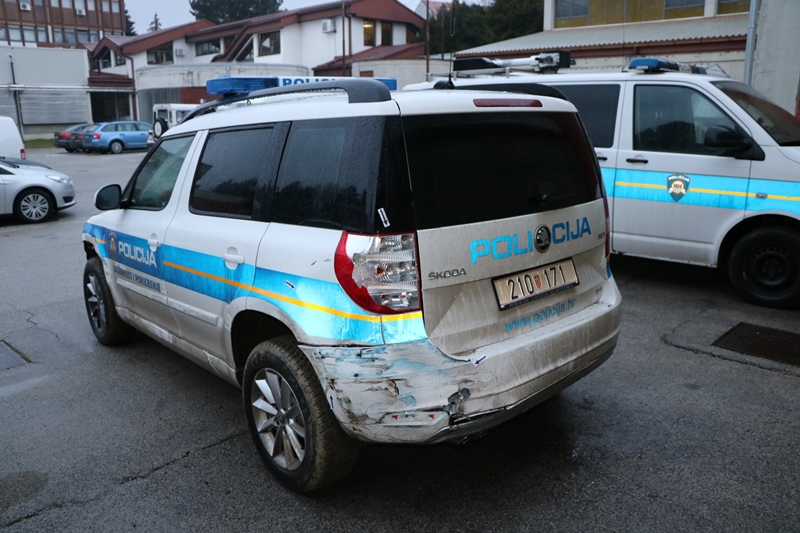 Slika FOTOGRAFIJE_shk/07012019Novi direktorij//Oštećenja na službenom vozilu iza.JPG